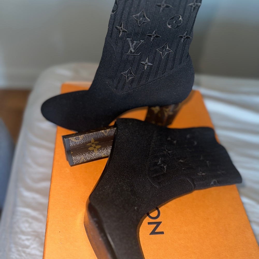 uis Vuitton
LV Monogram Embroidered Accent Sock Boots - Picture 6 of 6